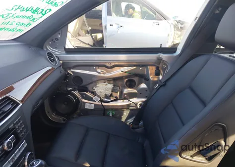 2014 Mercedes-Benz C 250 Sport z USA, uszkodzony, nr VIN WDDGF4HB2EA957389